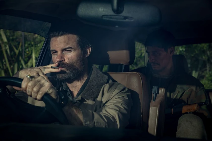 Daniel Gillies y Matthias Luafutu en atrapados-en-la-oscuridad