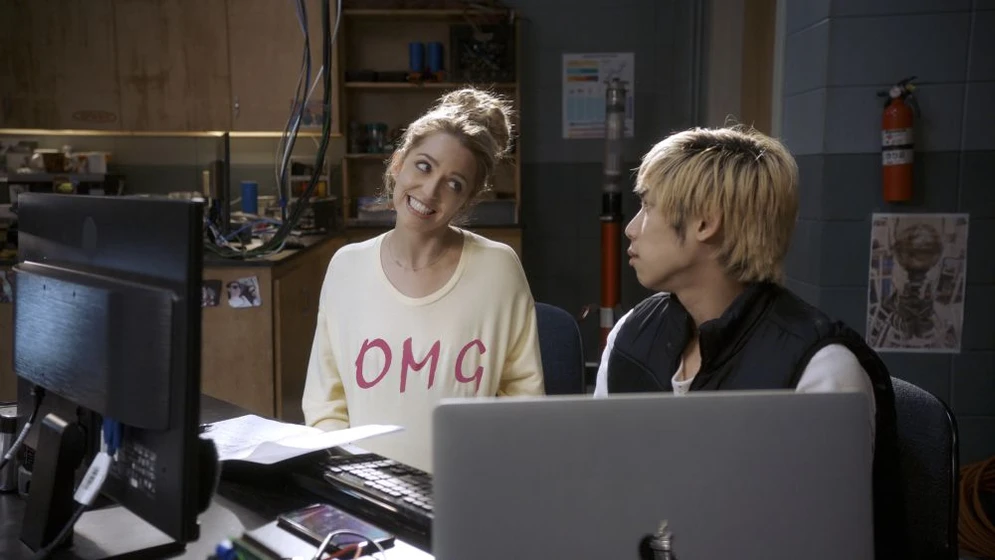 Jessica Rothe y Phi Vu en feliz-dia-de-tu-muerte-2