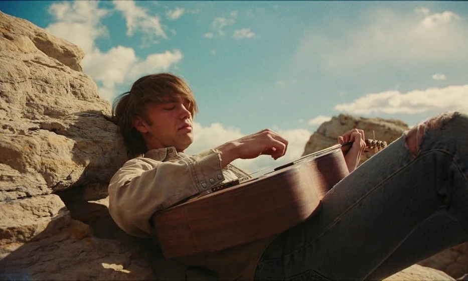 Charlie Plummer en national-anthem