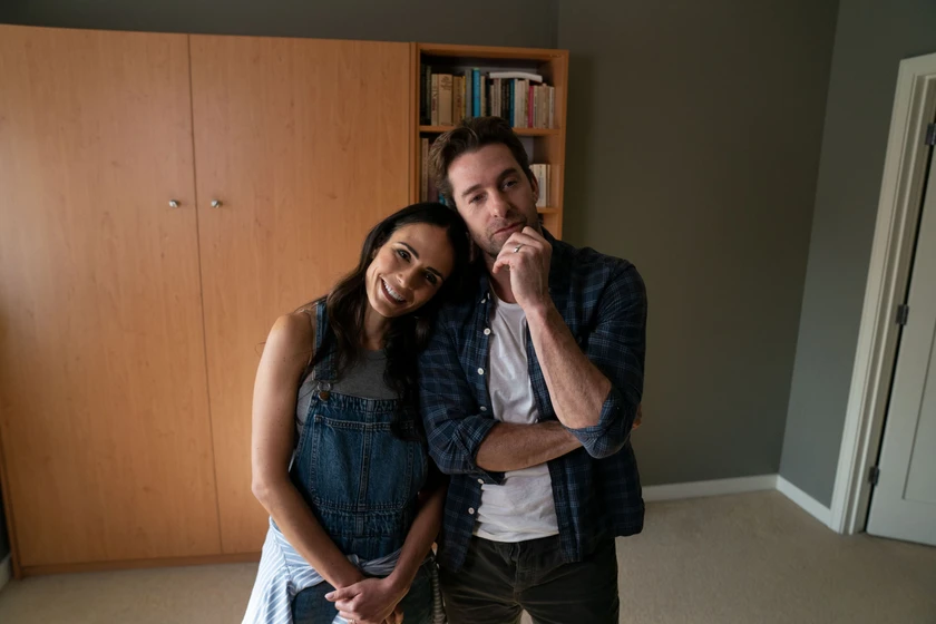 Jordana Brewster y Scott Speedman en la-puerta-del-sotano