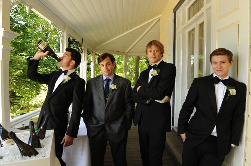 Kris Marshall y Xavier Samuel en Una Boda de muerte
