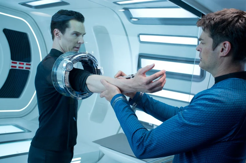 Karl Urban y Benedict Cumberbatch en Star Trek. En la oscuridad