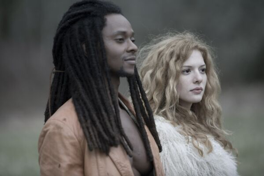 Rachelle Lefevre y Edi Gathegi en Crepúsculo
