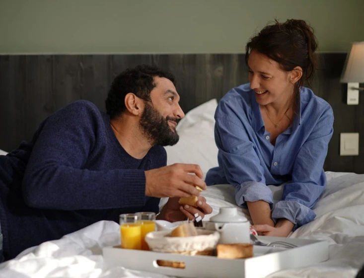 Ramzy Bedia y Pauline Clément en lola-y-sus-hermanos