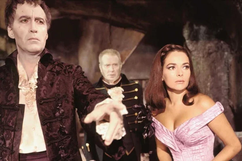 Christopher Lee [I] y Karin Dor en el-tormento-de-las-trece-doncellas
