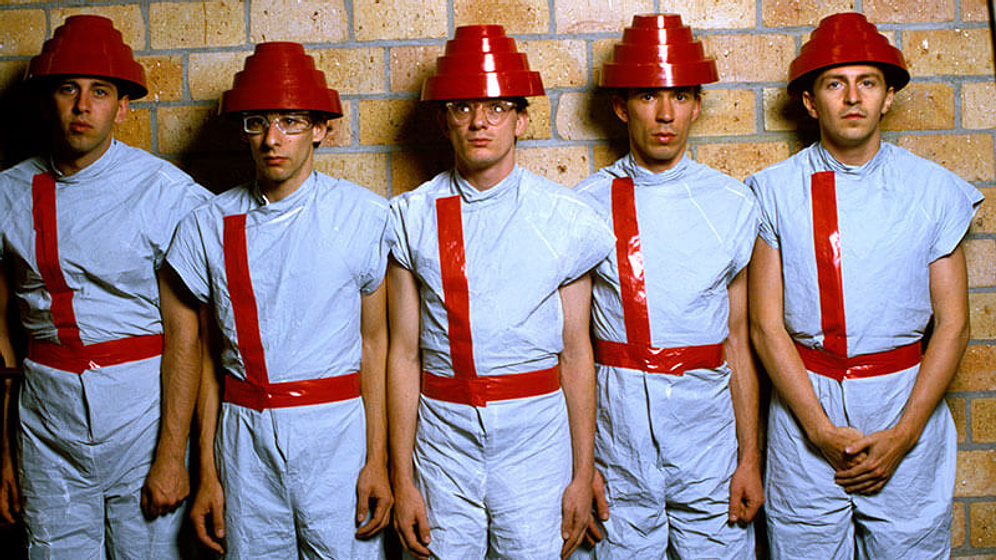 Mark Mothersbaugh, Brian Eno, Robert Mothersbaugh y Bob Casale en Devo