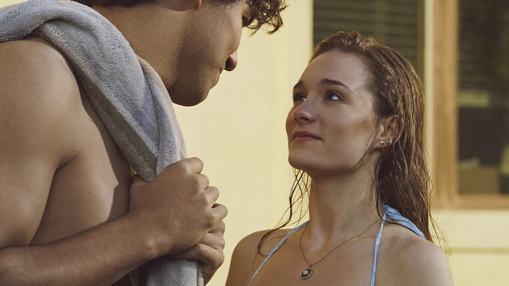 Ellie Darcey-Alden y Tanner Zagarino en Seducción Bajo el Sol