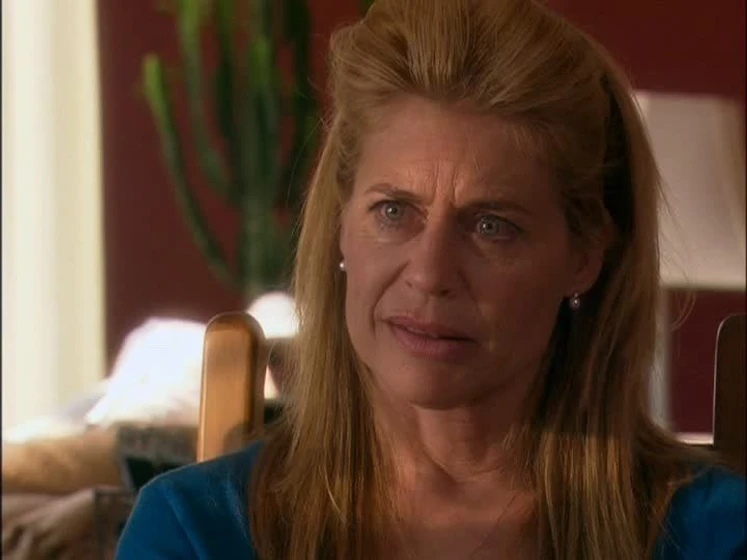 Linda Hamilton en una-casa-para-navidad