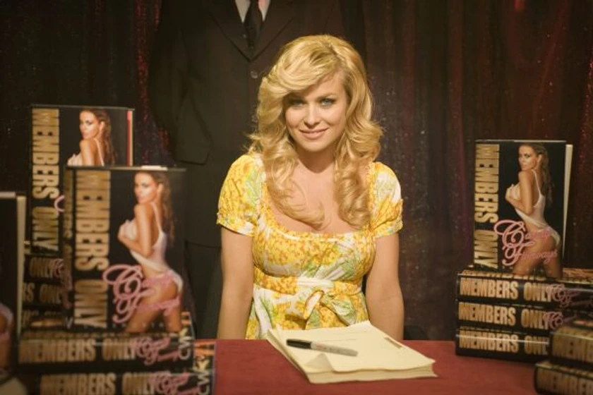 Carmen Electra en Vaya par de productorex