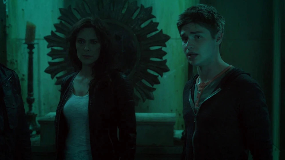 Michelle Forbes y Keenan Tracey en cazadores-de-leyendas