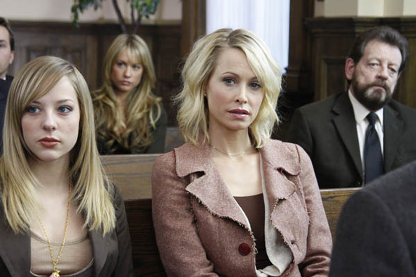 Josie Bissett y MacKenzie Porter en La Otra