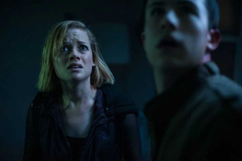 Dylan Minnette y Jane Levy en no-respires
