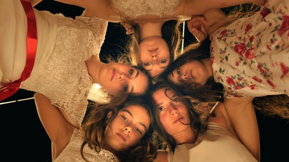 Elit Iscan, Günes Sensoy, Doga Zeynep Doguslu, Tugba Sunguroglu y Ilayda Akdogan en mustang