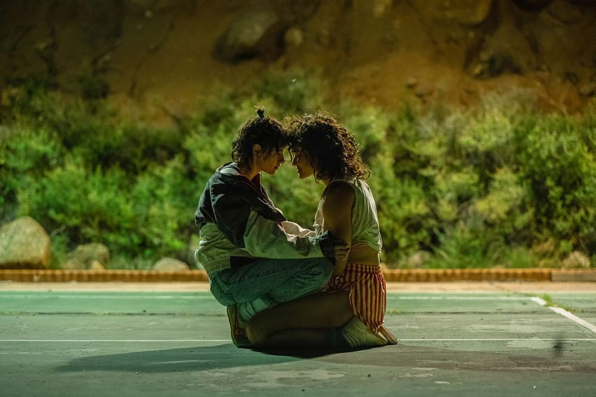 Kristen Stewart y Katy M. O'Brian en Sangre en los Labios