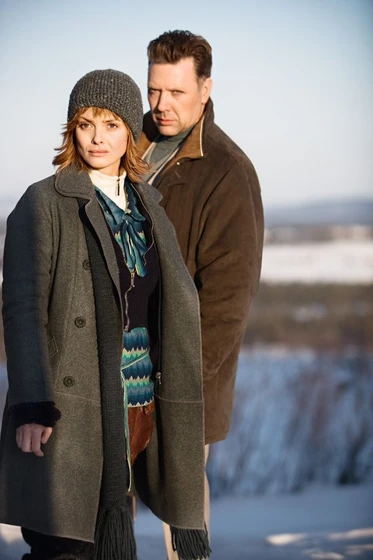 Izabella Scorupco y Mikael Persbrandt en aurora-boreal