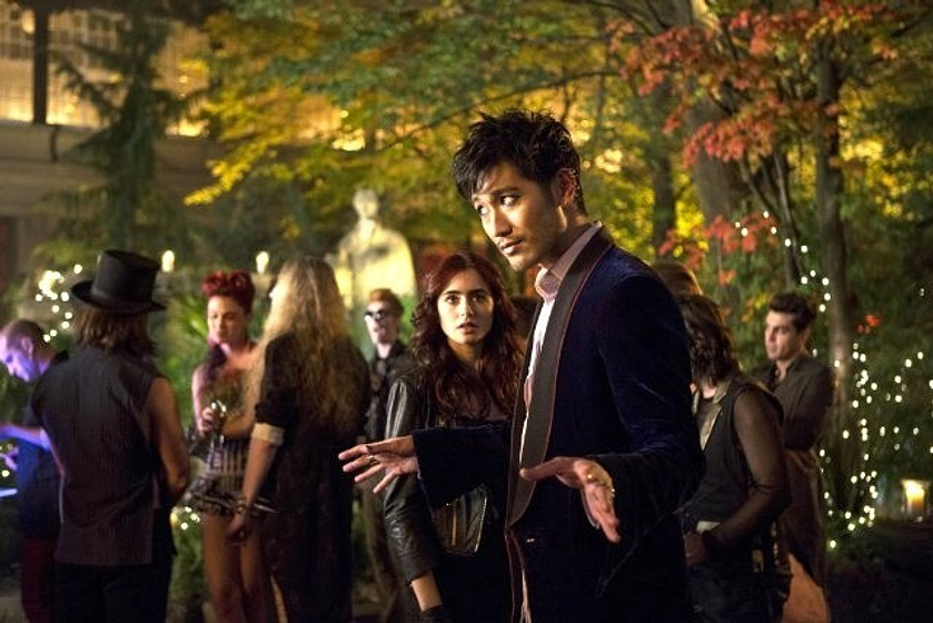 Lily Collins y Godfrey Gao en Cazadores de sombras: Ciudad de hueso
