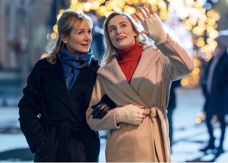 Caroline Langrishe y Deirdre Mullins en el-baile-navideno