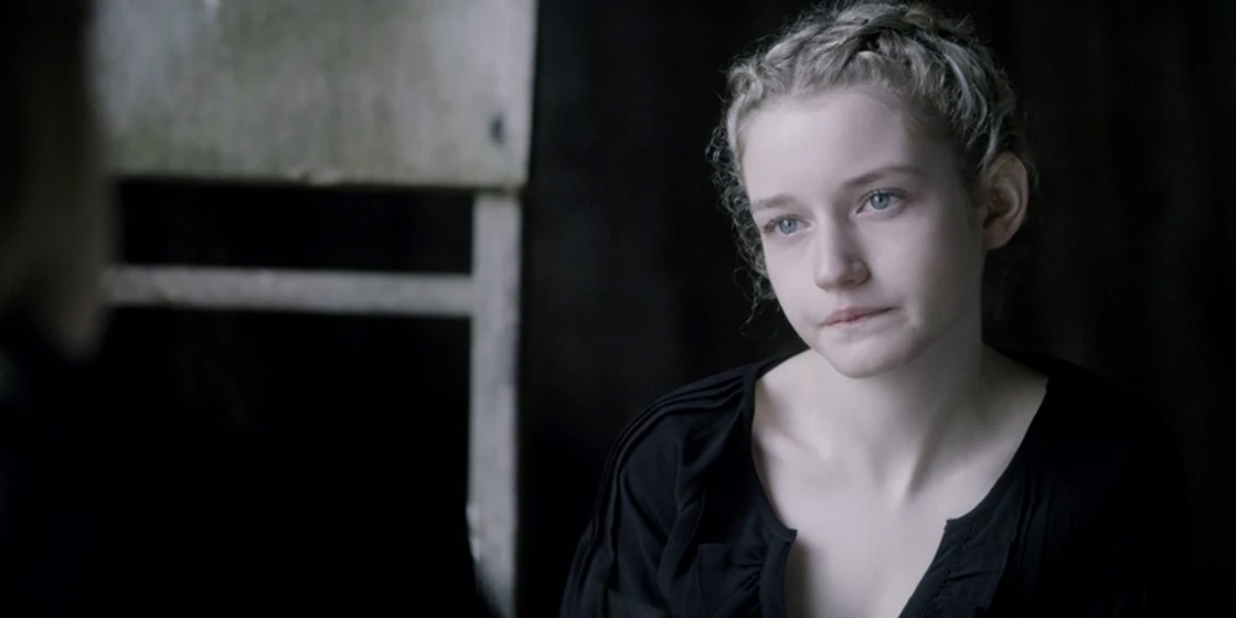 Julia Garner en somos-lo-que-somos