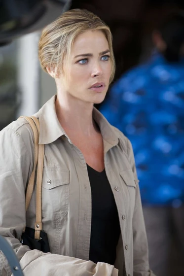 Denise Richards en el-lago-azul-el-despertar