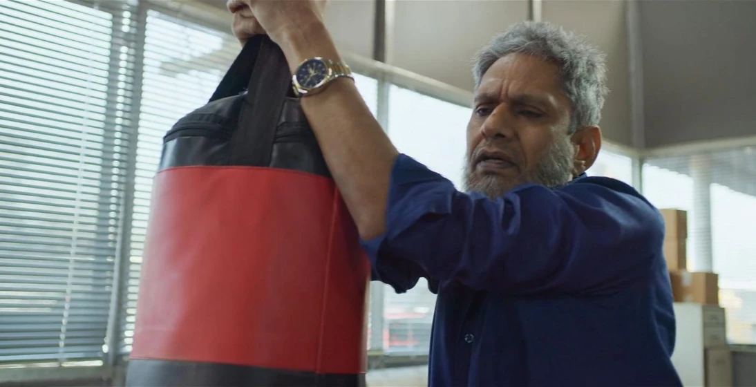 Vijay Raaz en chopsticks