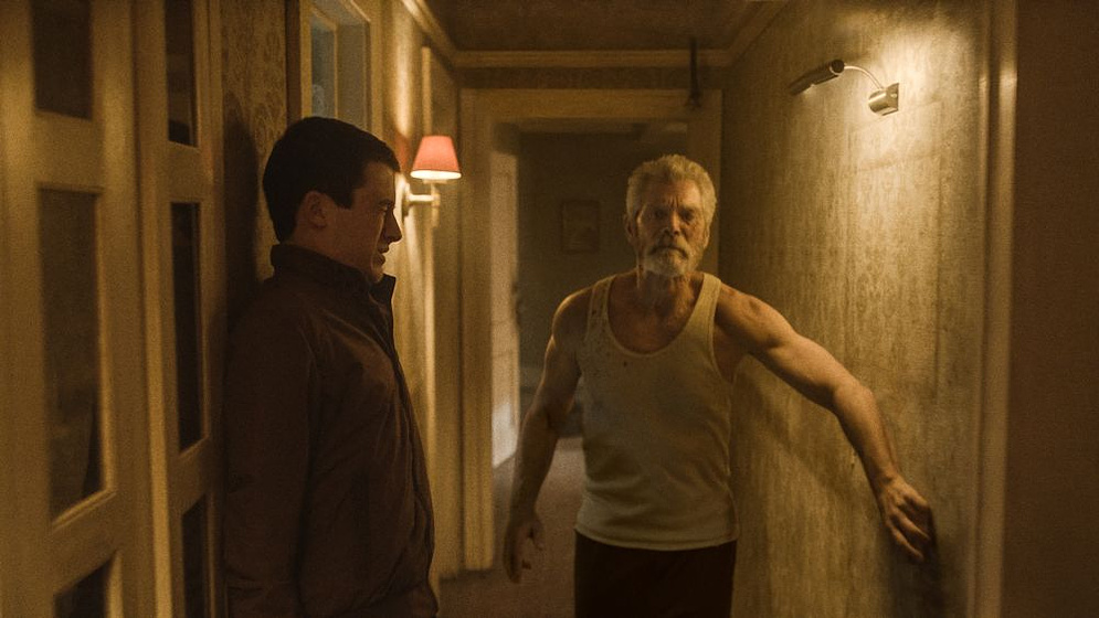 Stephen Lang y Dylan Minnette en No Respires