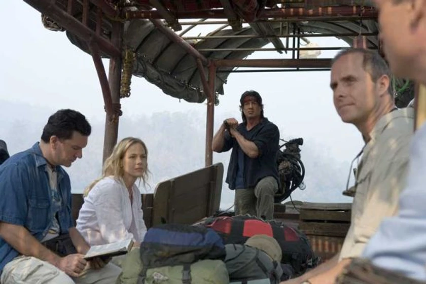 Sylvester Stallone y Julie Benz en john-rambo