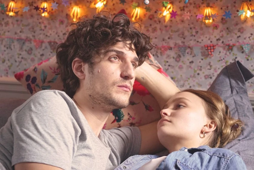 Louis Garrel y Lily-Rose Melody Depp en un-hombre-fiel