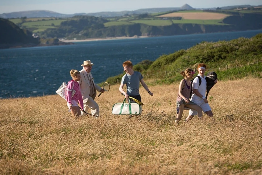 Rachel McAdams, Domhnall Gleeson, Will Merrick, Margot Robbie y Richard Cordery en Una Cuestión de Tiempo