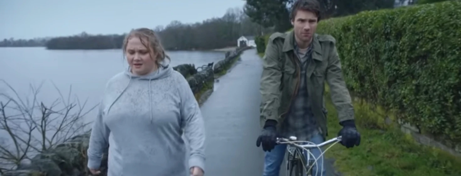 Hugh Skinner y Danielle Macdonald en un-romance-con-figaro