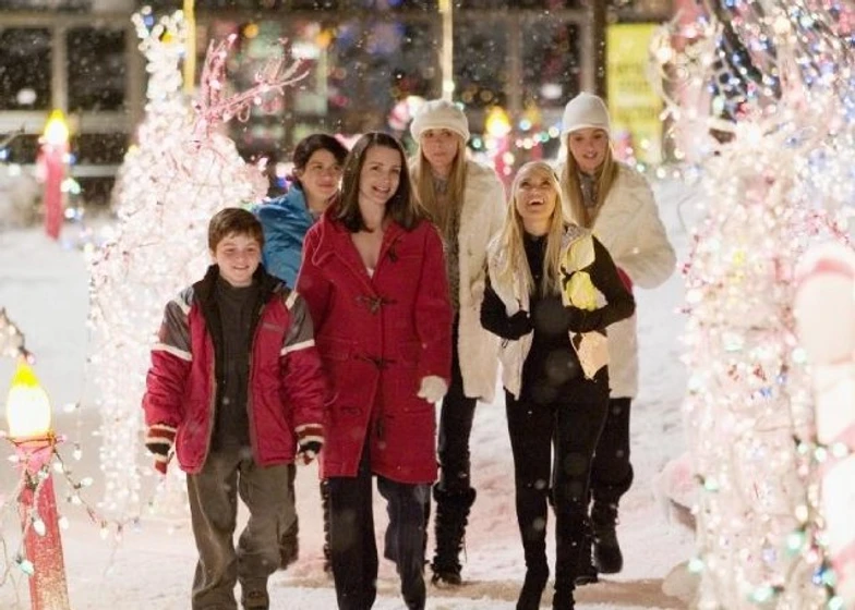 Kristin Chenoweth, Kristin Davis, Alia Shawkat, Sabrina Aldridge, Kelly Aldridge y Dylan Blue en un-vecino-con-pocas-luces
