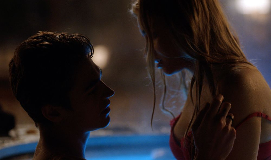 Josephine Langford y Hero Fiennes Tiffin en After. Almas Perdidas