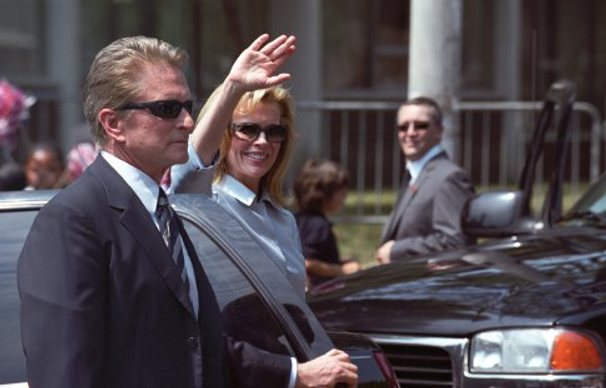 Kim Basinger y Michael Douglas en La Sombra de la Sospecha