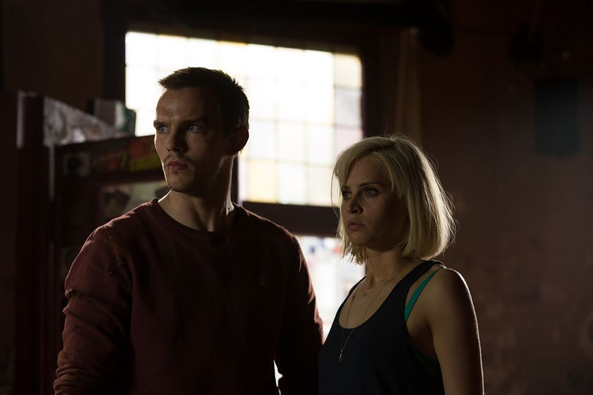 Nicholas Hoult y Felicity Jones en Persecución al límite