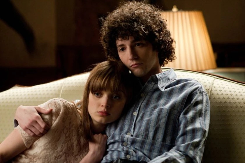 John Magaro y Bella Heathcote en not-fade-away