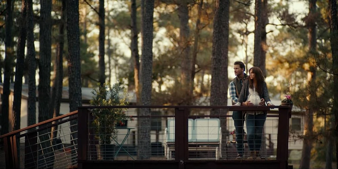 Peter Facinelli y Fiona Dourif en en-llamas-2023