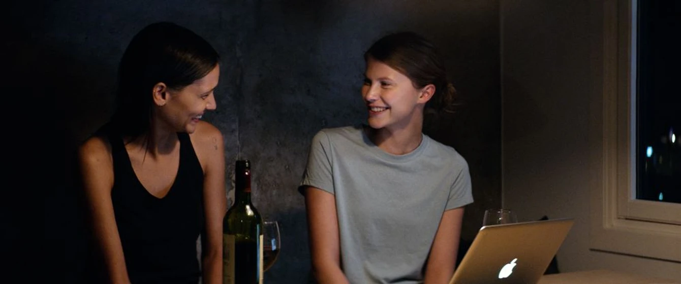 Eili Harboe y Kaya Wilkins en thelma