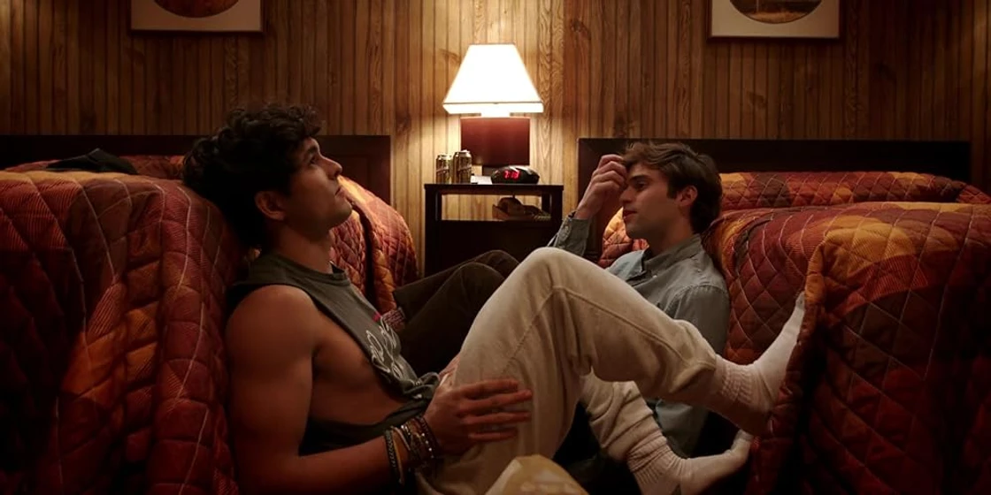 Jake Borelli y Niko Terho en the-thing-about-harry