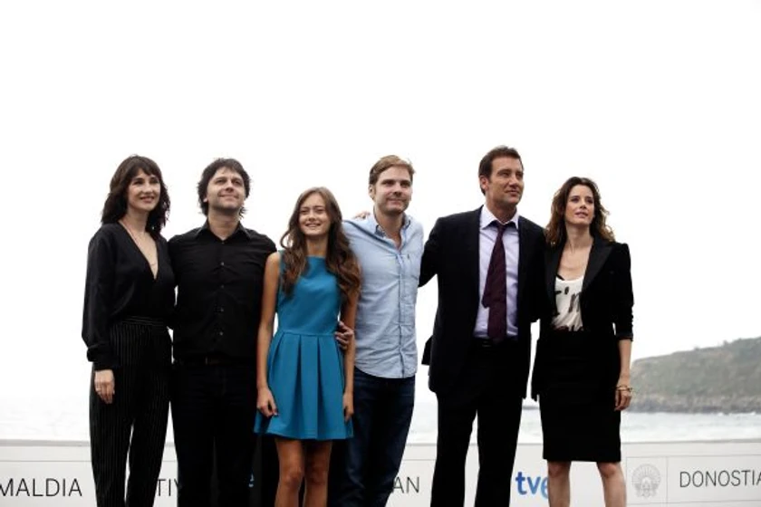 Clive Owen, Juan Carlos Fresnadillo, Pilar López de Ayala, Daniel Brühl, Carice van Houten y Ella Purnell en intruders (Photocall en San Sebastian. Septiembre 2011)