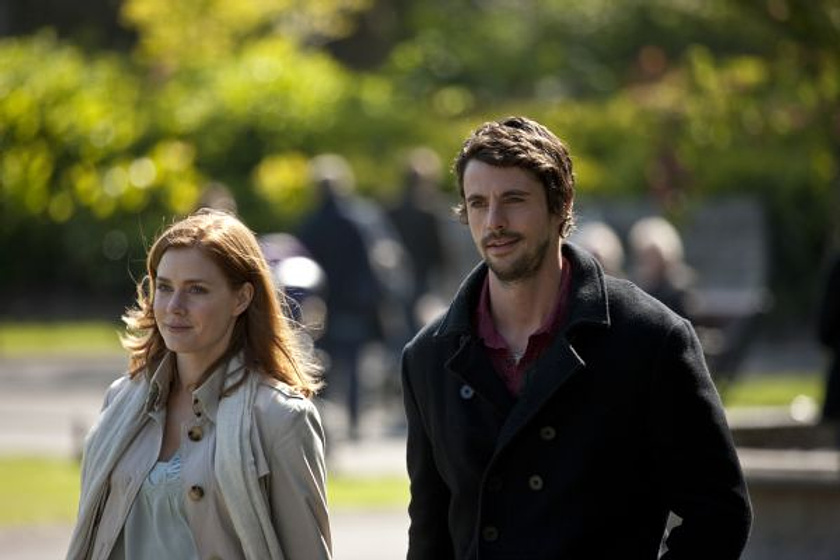 Matthew Goode y Amy Adams en Tenías Que Ser Tú