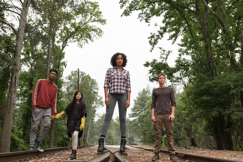 Amandla Stenberg, Skylan Brooks, Miya Cech y Harris Dickinson en Mentes Poderosas