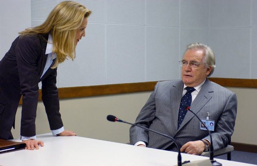 Joan Allen y Brian Cox en El Mito de Bourne