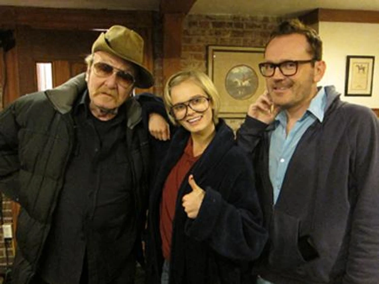 Sara Paxton y Pat Healy en los-huespedes