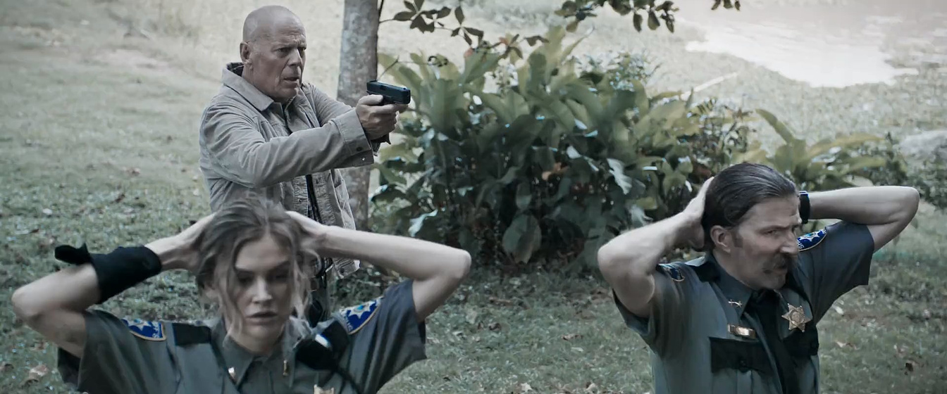 Bruce Willis, Tyler Jon Olson y Lala Kent en Sin Escapatoria