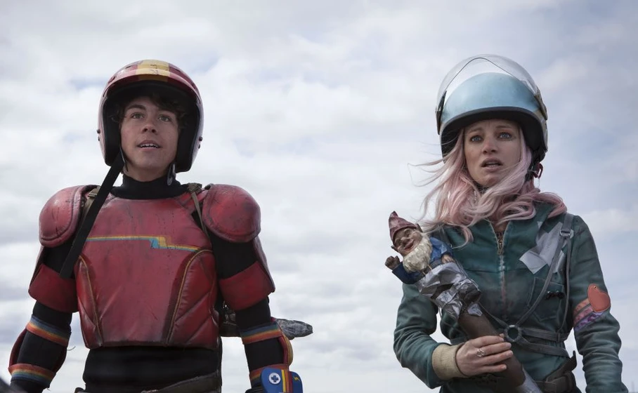 Laurence Leboeuf y Munro Chambers en turbo-kid