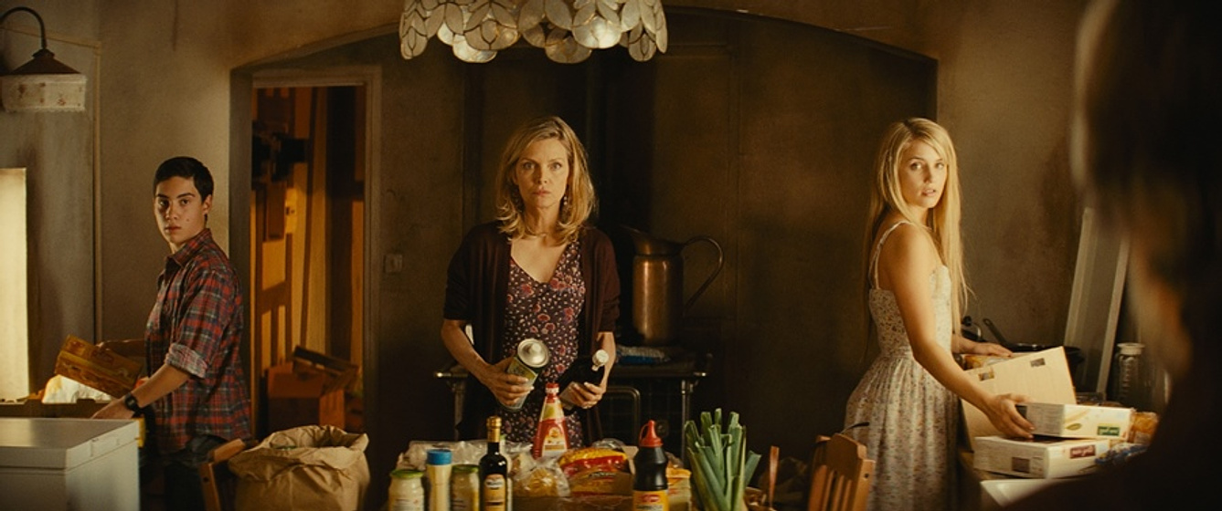 Michelle Pfeiffer, Dianna Agron y John D'Leo en Malavita