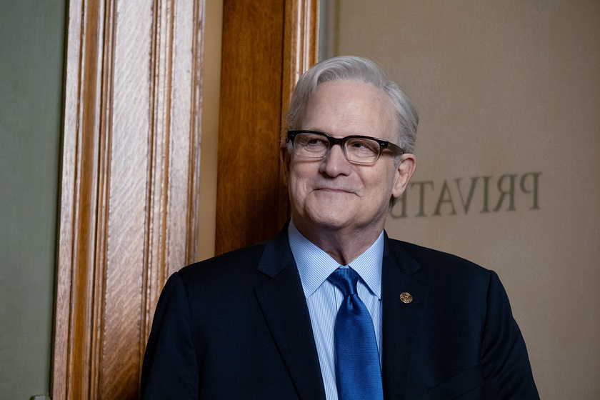 Albert Brooks en Ella McCay