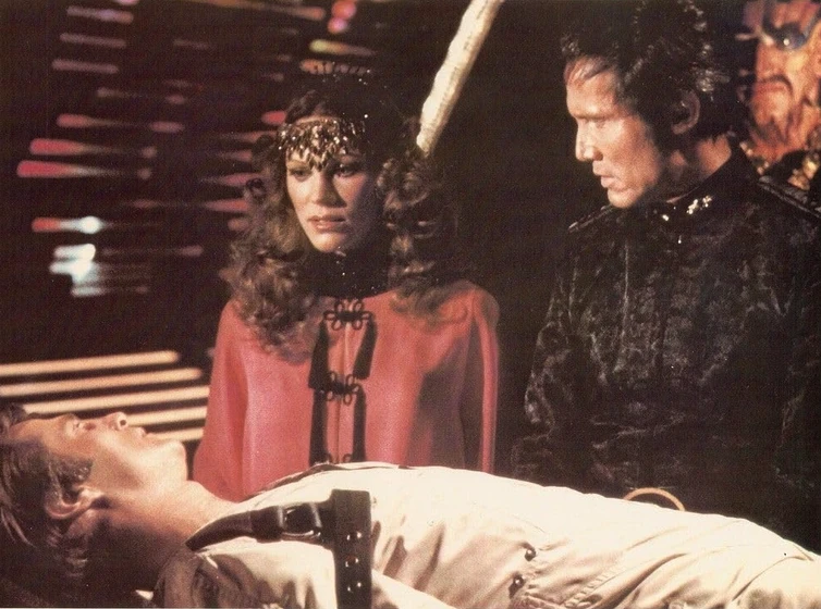 Henry Silva, Pamela Hensley y Gil Gerard en buck-rogers-el-aventurero-del-espacio