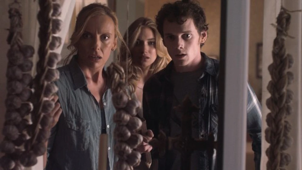 Toni Collette, Anton Yelchin y Imogen Poots en Noche de Miedo