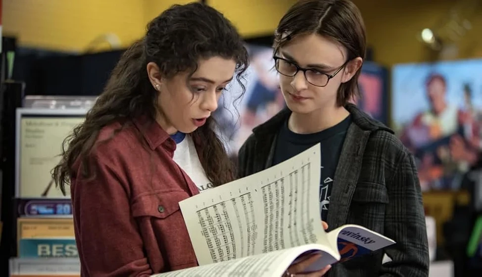 Isis Hainsworth y Jaeden Martell en metal-lords