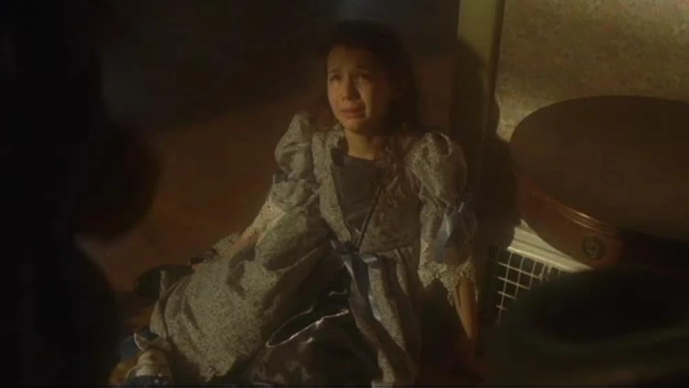 Hannah Marks en cementerio-infernal